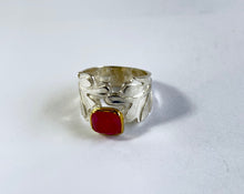 Load image into Gallery viewer, Jade pattern silver ring with pink tourmaline set in 22k gold