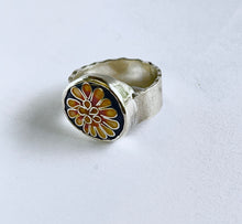 Load image into Gallery viewer, wide silver ring with enamel daisy