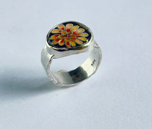 Load image into Gallery viewer, Silver ring with cloisonné enamel in peach, pink and white. Daisy motif