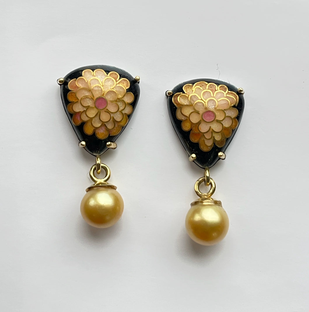 Zinnia earrings with golden pearls