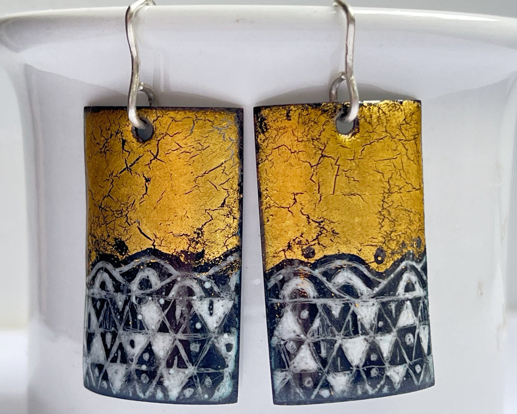 Gold pattern earrings