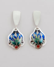 Load image into Gallery viewer, Lotus pattern earrings
