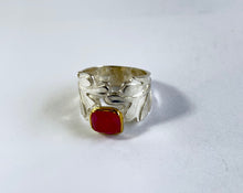 Load image into Gallery viewer, Jade pattern silver ring with pink tourmaline set in 22k gold
