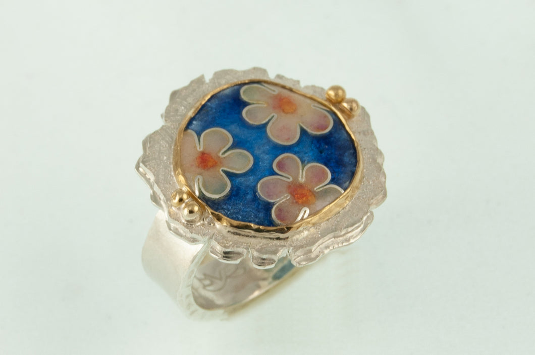  22k and Silver ring featuring white cloisonné  enameled daisy against a blue background